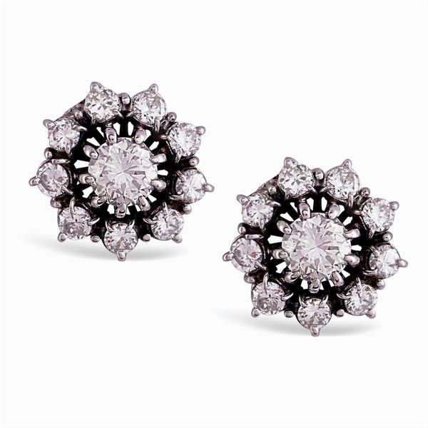 Orecchini a fiore in oro bianco 18kt e diamanti