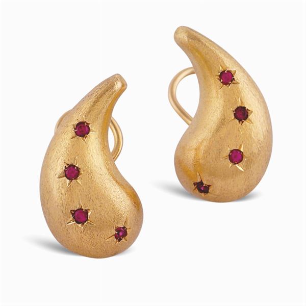 Orecchini a virgola in oro giallo satinato 18kt