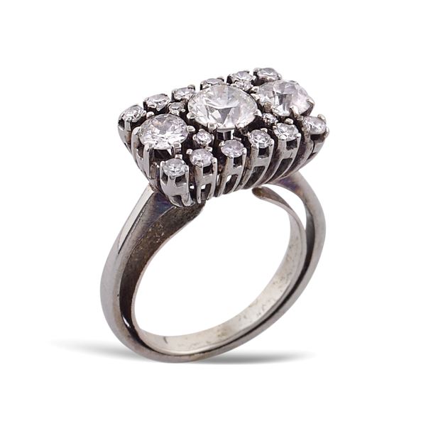 White gold ring with three diamonds  (early 20th century)  - Auction Important Jewels & Fine Watches - Colasanti Casa d'Aste