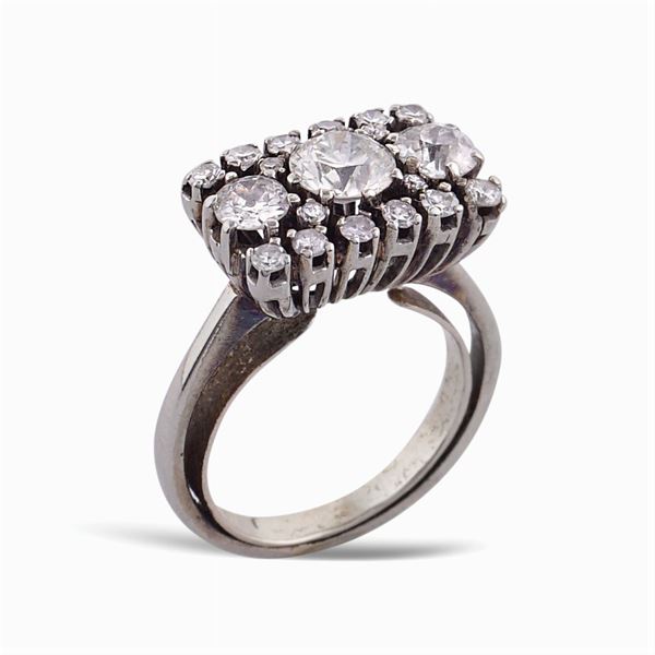 Anello in oro bianco e tre diamanti