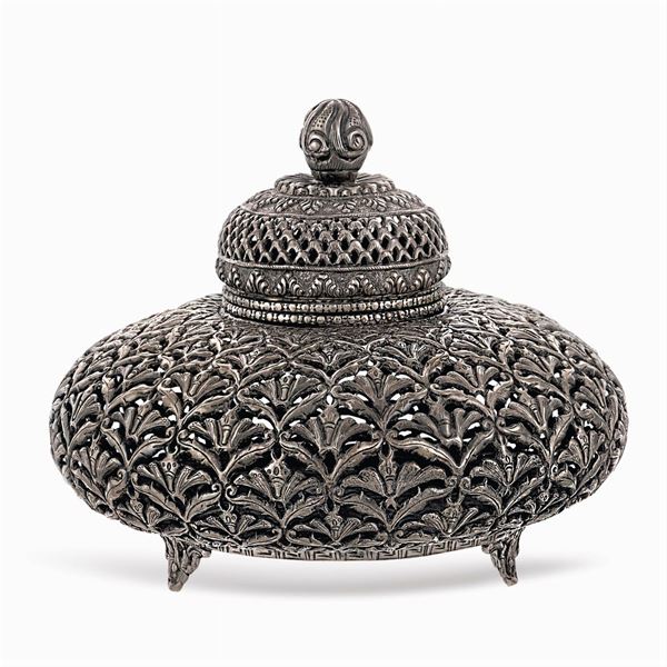 Silver box  (Oriental art, 19th-20th century)  - Auction Fine Silver & The Art of the Table - Colasanti Casa d'Aste
