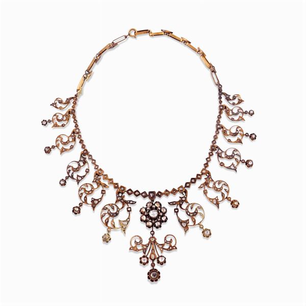 Collier in oro rosa e argento con rose di diamante