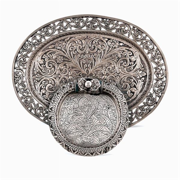 Group of two silver objects