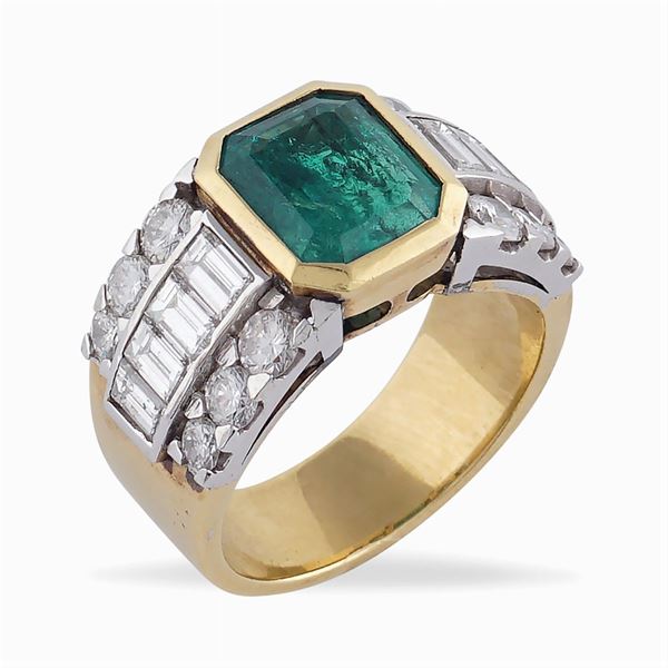 18kt two color gold ring with colombian emerald
