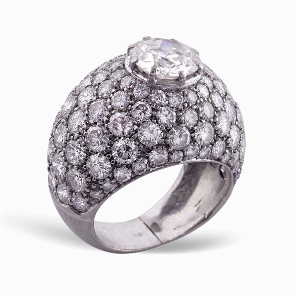 Anello bombè in oro bianco e diamanti
