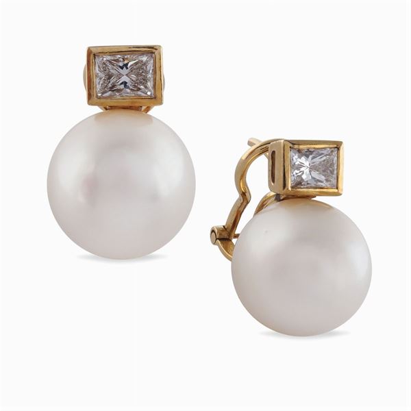 18kt gold and two South Sea pearls earrings