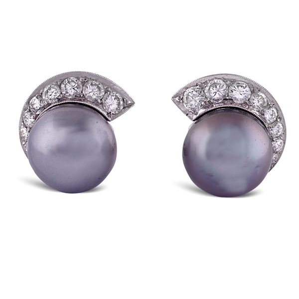18kt white gold earrings with two Tahitian pearls