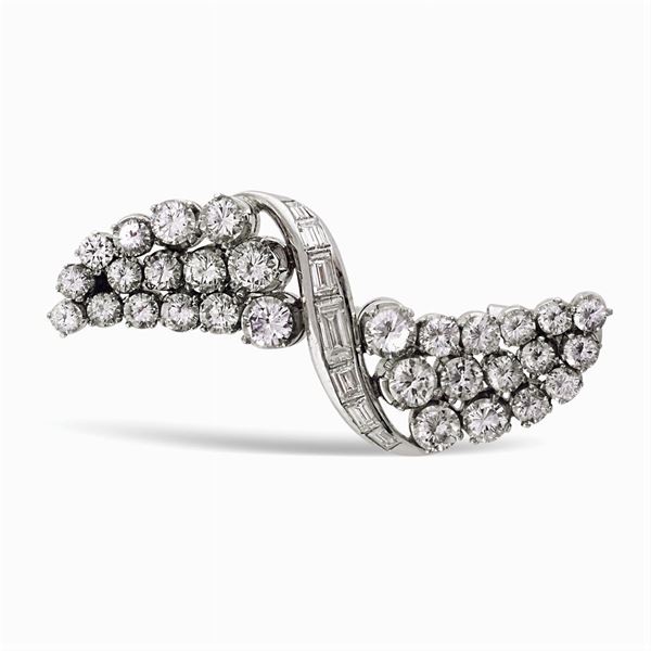 Spilla contrarié in oro bianco 18kt e diamanti