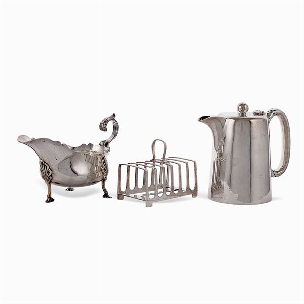 Gruppo di oggetti in metallo argentato (3)  (Inghilterra, XX Sec.)  - Asta ARGENTI E L'ARTE DELLA TAVOLA  - Colasanti Casa d'Aste