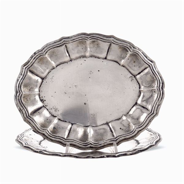 Coppia di piccoli vassoi ovali in argento  (Italia, seconda metà XIX Sec.)  - Asta ARGENTI E L'ARTE DELLA TAVOLA  - Colasanti Casa d'Aste