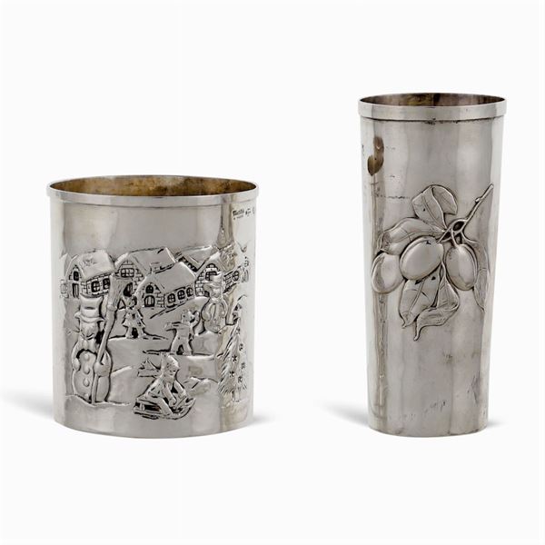Due bicchieri in argento martellato e sbalzato  (Italia, XX Sec.)  - Asta ARGENTI E L'ARTE DELLA TAVOLA  - Colasanti Casa d'Aste