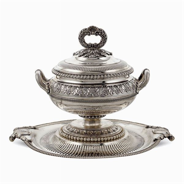 Important silver soup tureen with presentoire