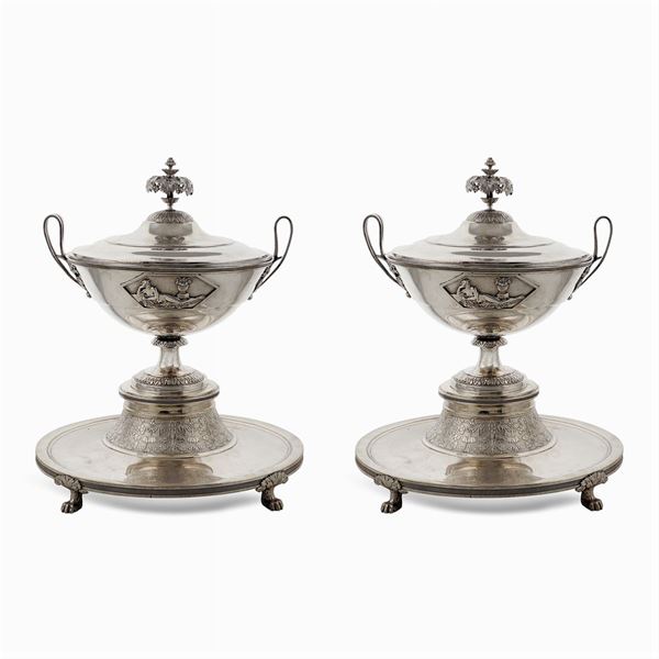 Importante coppia di zuppiere in argento con présentoir  (Vienna, 1800)  - Asta ARGENTI E L'ARTE DELLA TAVOLA  - Colasanti Casa d'Aste