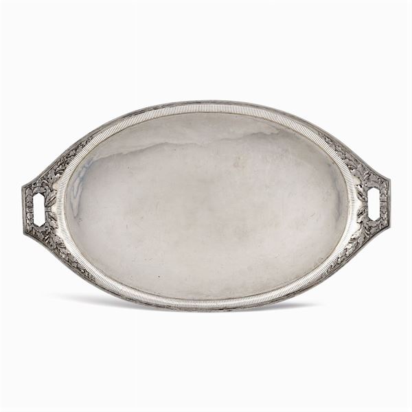 Importante vassoio ovale in argento a due manici