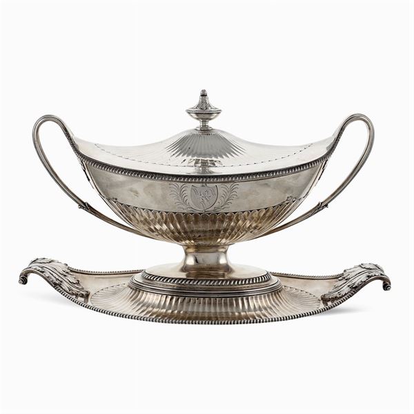 Important oval soup tureen with presentoir