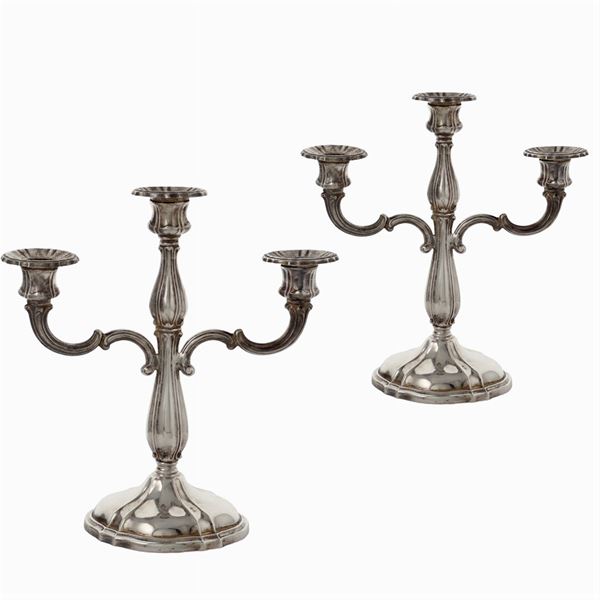 Coppia di candelabri in argento a tre luci  (Italia, XX Sec.)  - Asta ARGENTI E L'ARTE DELLA TAVOLA  - Colasanti Casa d'Aste