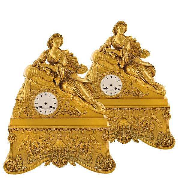 Coppia di orologi da tavolo in bronzo dorato