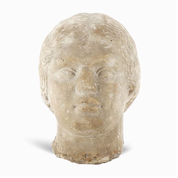 Testa di donna in marmo bianco