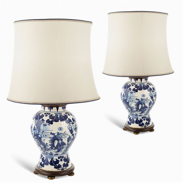 A pair of porcellain lamps