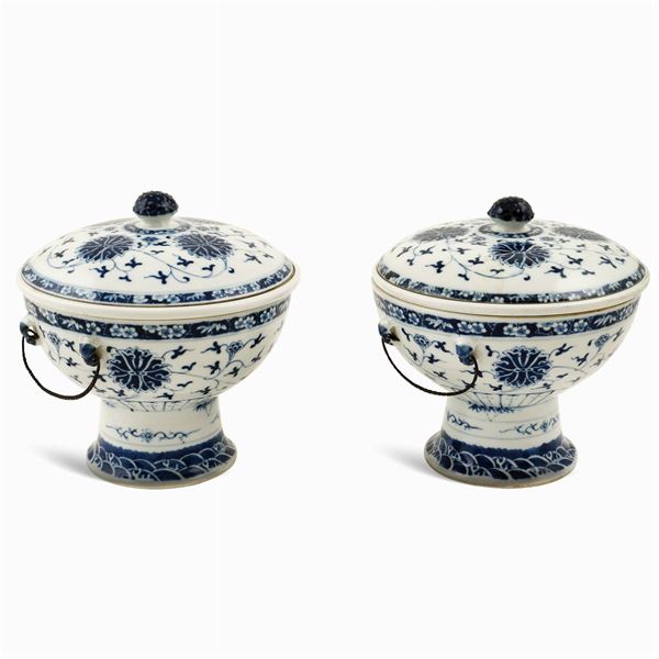 A pair of Chinese porcelain tureens