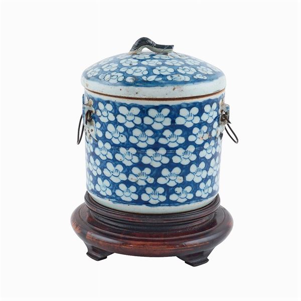 White and blue porcellain box and cover