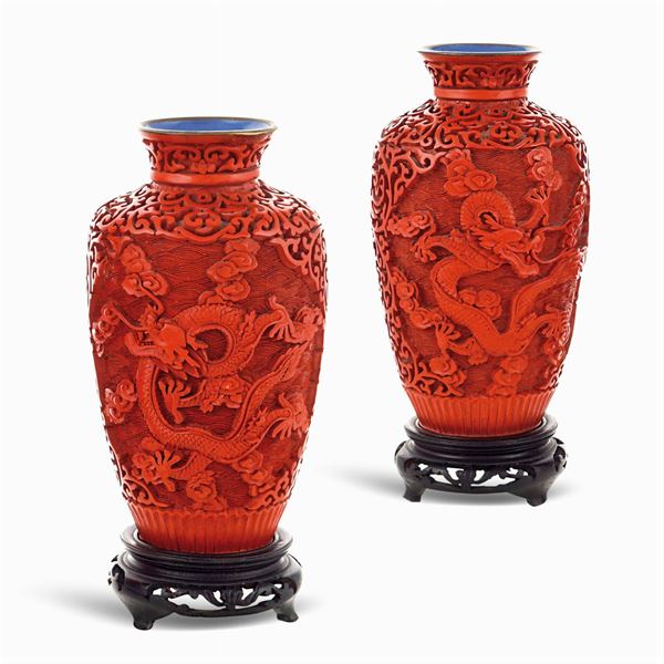 Coppia di vasi in lacca rossa  (Cina, XX Sec.)  - Asta FINE ART DA UNA PRESTIGIOSA DIMORA UMBRA  - Colasanti Casa d'Aste