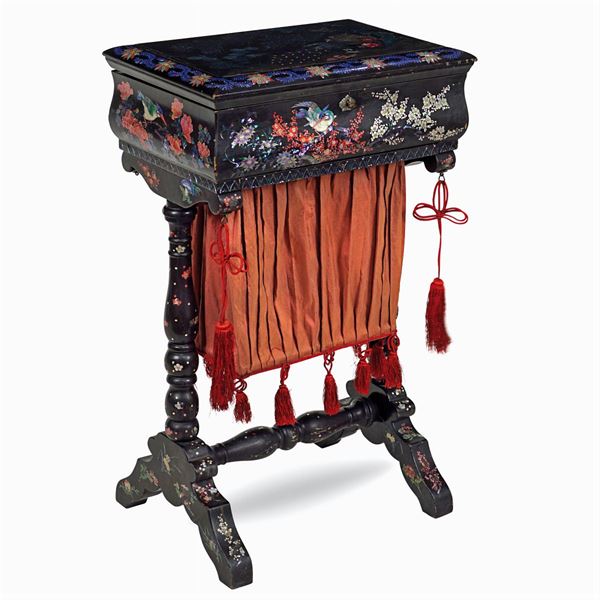 Woond and nacre table  (Japan, 20th century)  - Auction Fine Art from an umbrian property - Colasanti Casa d'Aste