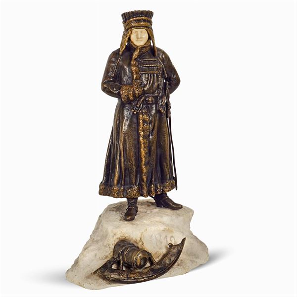 Scultura in bronzo patinato e crisoelefantina