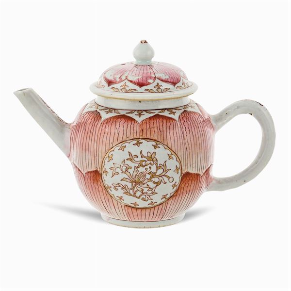 Porcelain teapot  (China, Quianlong age, 1736 - 1795)  - Auction Fine Art from an umbrian property - Colasanti Casa d'Aste