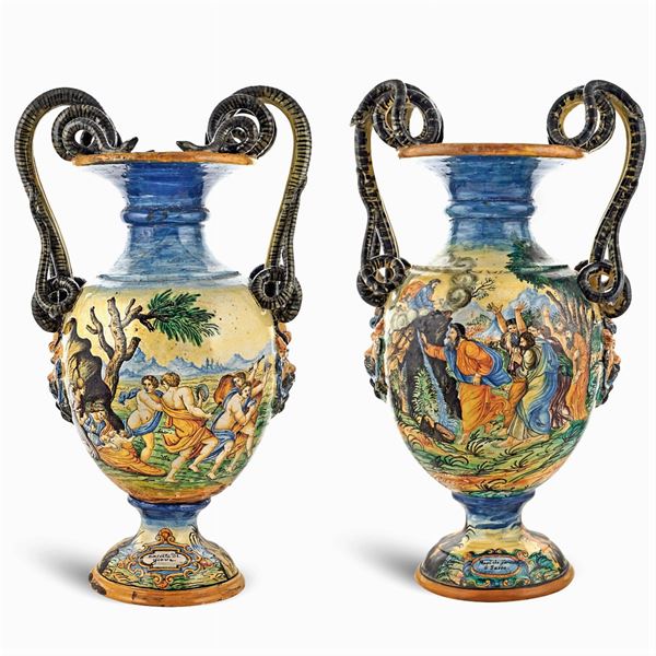 Coppia di grandi vasi biansati in maiolica