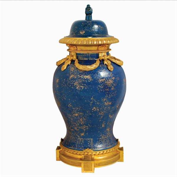 Porcelain and gilt bronze potiche