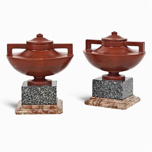 Coppia di coppe in marmo rosso antico