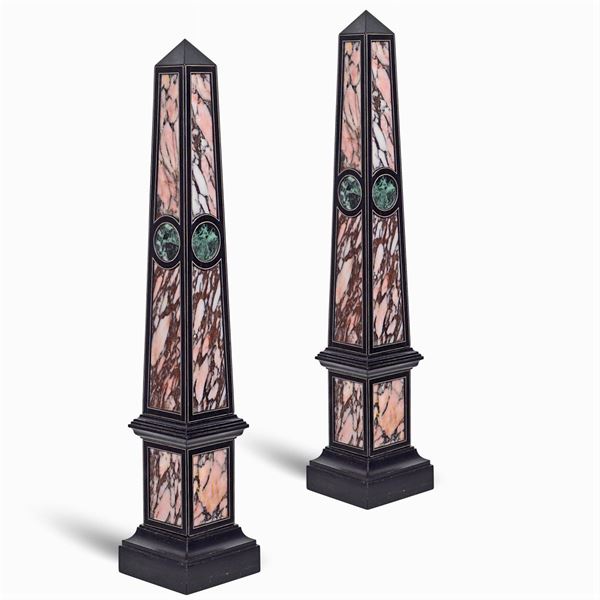 Coppia di obelischi in marmo e legno