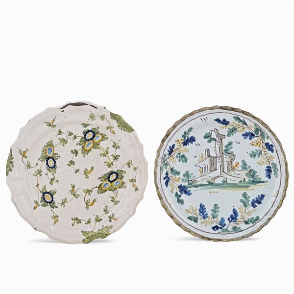 Due piatti in maiolica policroma