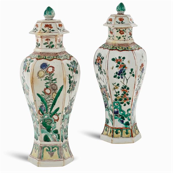 Coppia di potiches in ceramica  (Cina, periodo Kagxi 1622 - 1722)  - Asta FINE ART DA UNA PRESTIGIOSA DIMORA UMBRA  - Colasanti Casa d'Aste