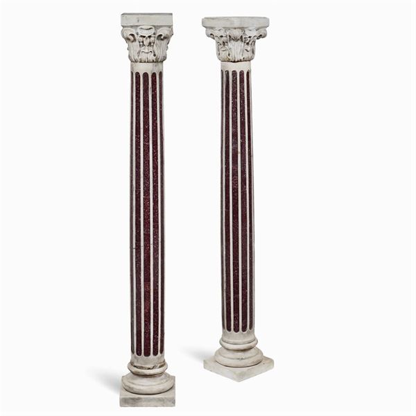Coppia di colonne in marmo bianco e porfido