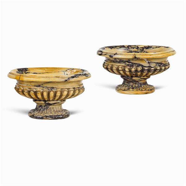 A pair of yellow Siena marble basins  (Italy, 20th century)  - Auction Fine Art from an umbrian property - Colasanti Casa d'Aste
