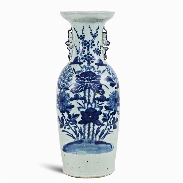 Vaso in porcellana a fondo celadon  (Cina, XIX Sec.)  - Asta FINE ART DA UNA PRESTIGIOSA DIMORA UMBRA  - Colasanti Casa d'Aste