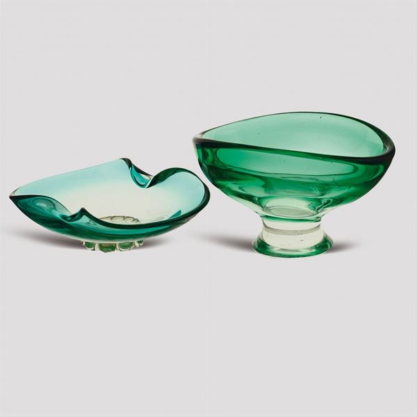Due coppe in vetro pesante verde  (Murano, anni 60-70)  - Asta DESIGN & ARTI DECORATIVE DEL 900 - II - Colasanti Casa d'Aste
