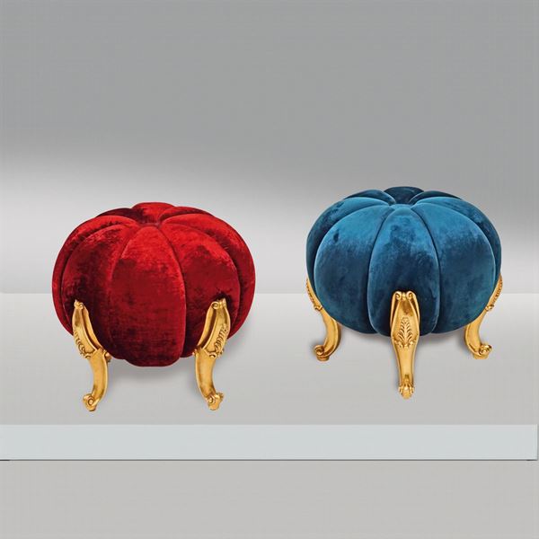 Coppia di pouf in tessuto e legno dorato