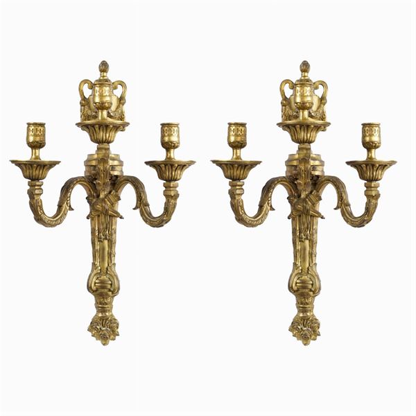 Coppia di appliques a tre luci in bronzo dorato