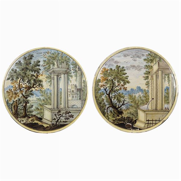 Coppia di placche circolari in maiolica Castelli