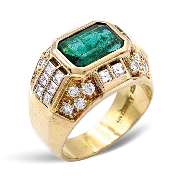 Ansuini, anello in oro giallo 18kt con smeraldo