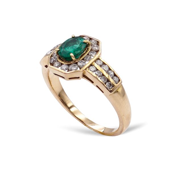 18 kt gold ring with emerald