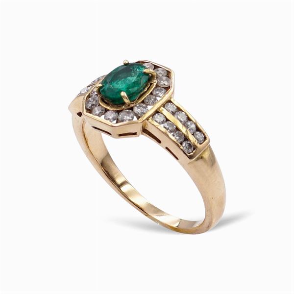 Anello in oro giallo 18kt con smeraldo