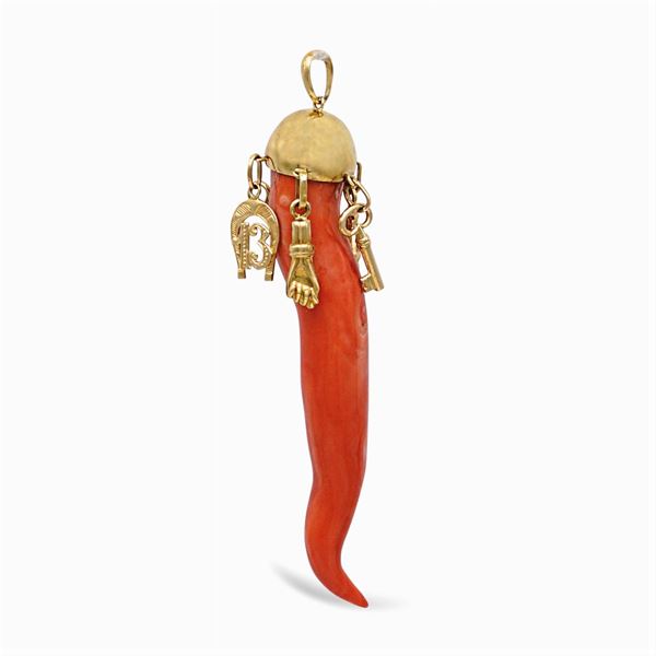 Red coral horn pendant  - Auction FINE SILVER & THE ART OF THE TABLE - III - Colasanti Casa d'Aste