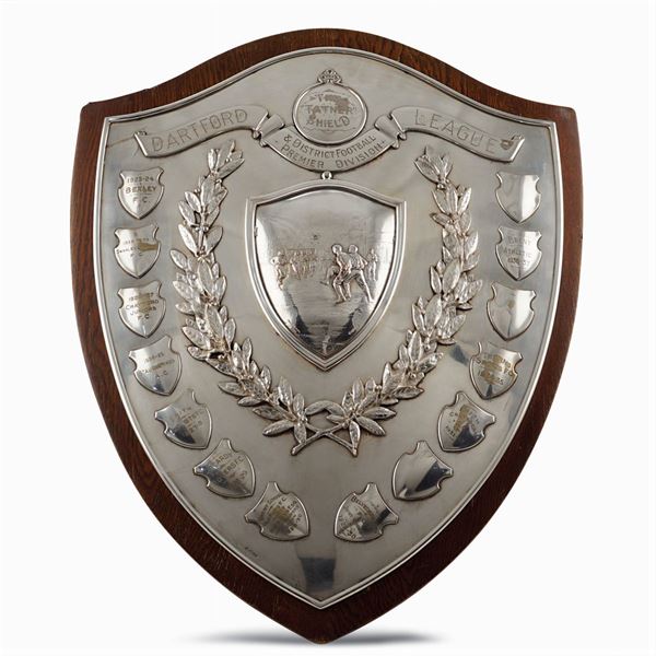 Sheffield Plated shield  (Englans, first quarter of 20th century)  - Auction FINE SILVER & THE ART OF THE TABLE - III - Colasanti Casa d'Aste