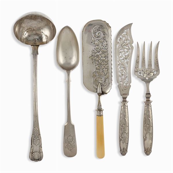 Group of silver serving cutlery (5)