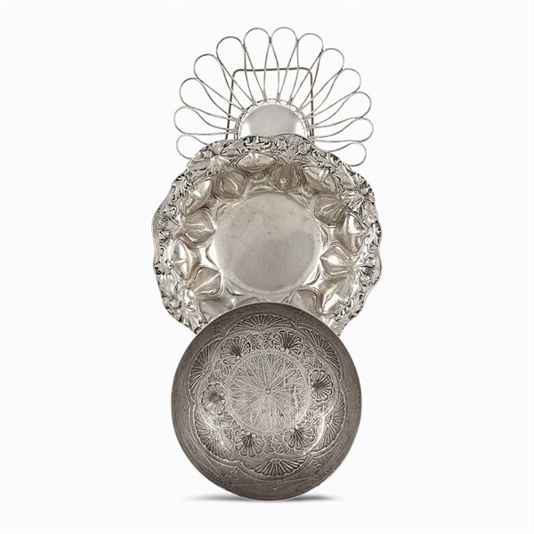 Gruppo di oggetti in argento (3)  (manifatture diverse)  - Asta ARGENTI & L'ARTE DELLA TAVOLA - III - Colasanti Casa d'Aste