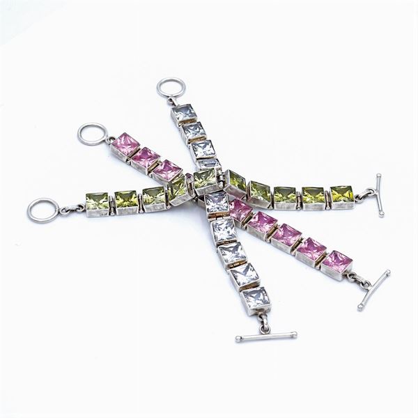 Tre bracciali in argento e pietre colorate